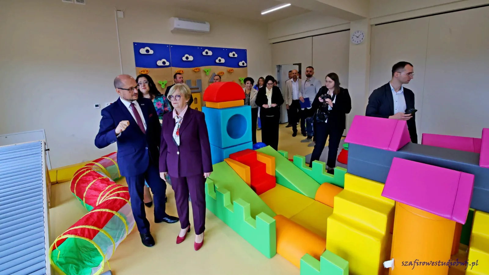 Goście zwiedzają salę gimnastyczną