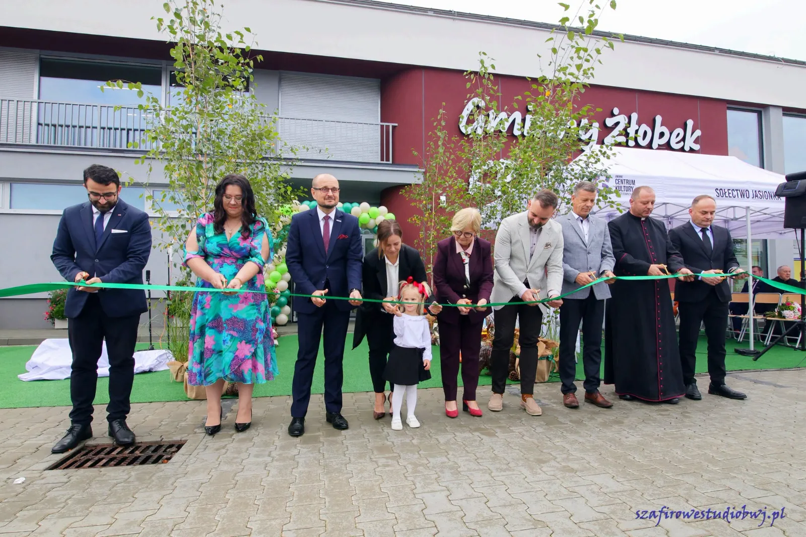 Goście przecinają wstęgę przed żłobkiem
